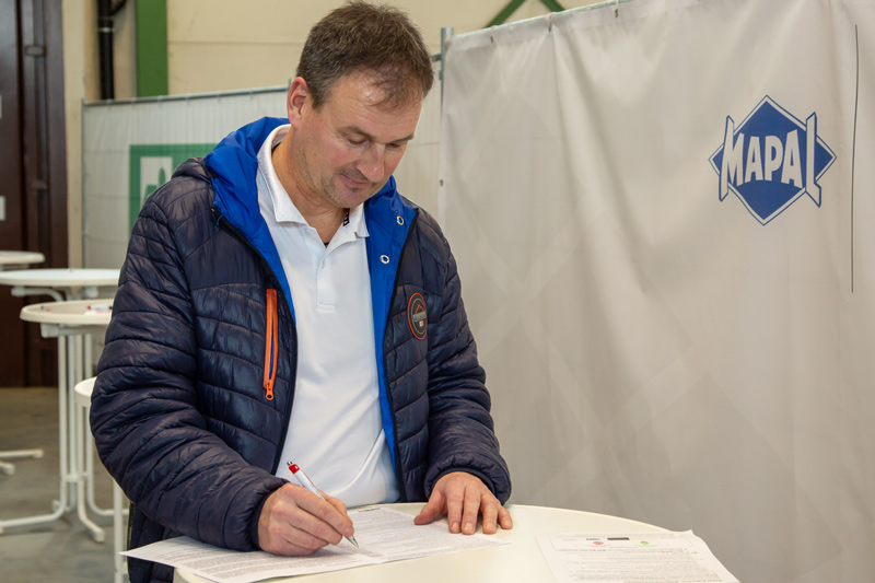 Das Bild zeigt einen MAPAL Mitarbeiter bei der Anmeldung für die Blutspende.